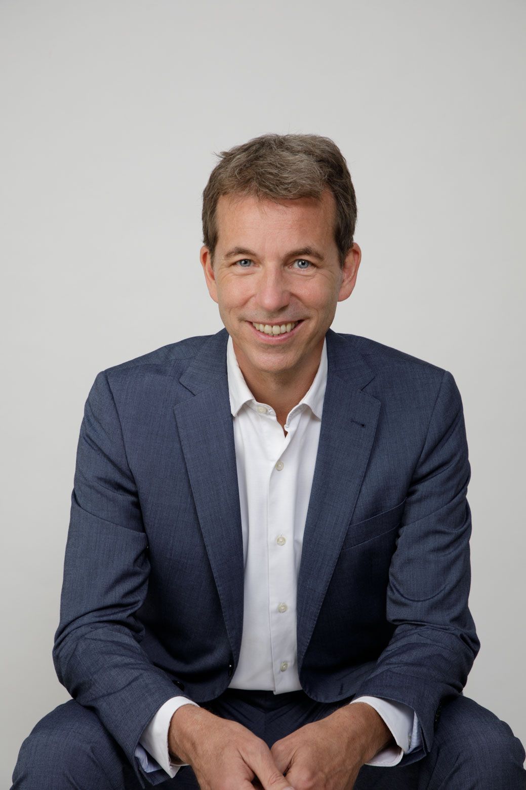 Ralf Holtkamp sitzt im Gespräch – Gründercoaching Berlin