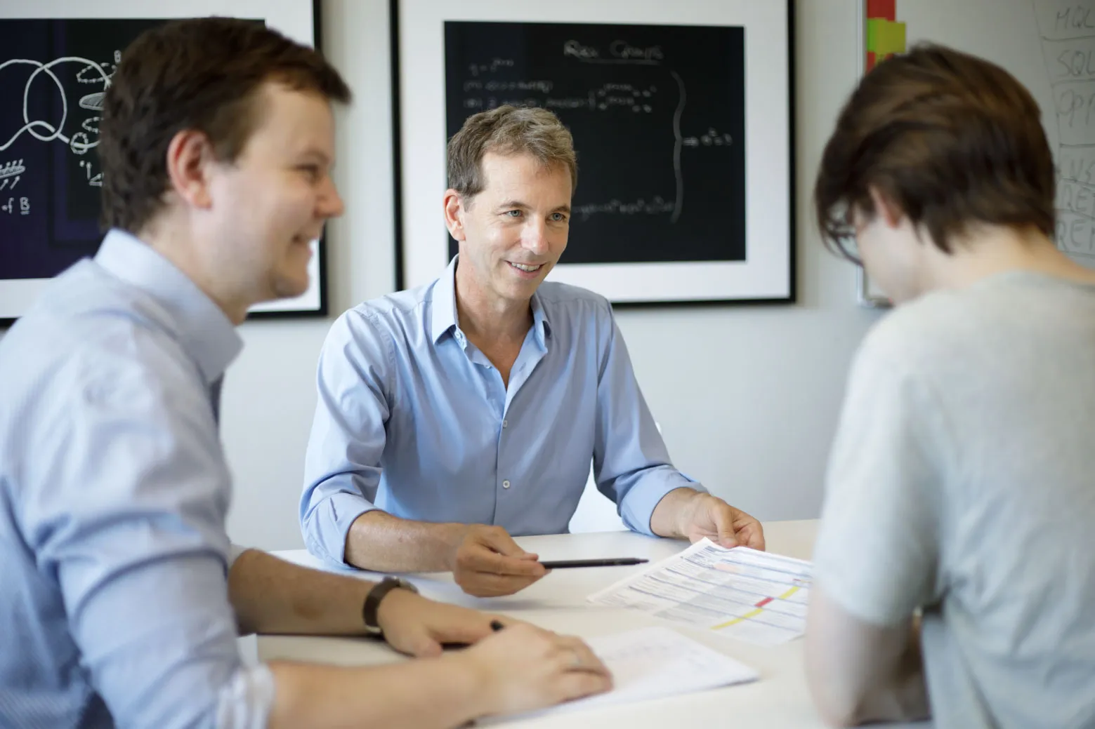 Ralf Holtkamp im Coaching-Gespräch mit zwei Personen – Gründercoaching Berlin